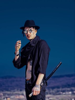 Koyu mavi gökyüzü üzerinde katana kılıcı duran adamla