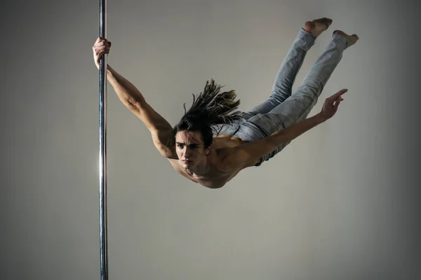 Dansstudio. dansstudio met man training op een pylon. — Stockfoto