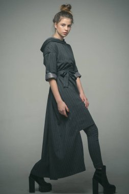 podyum. moda giysileri podyumda kadın yürüyor. sunu için hazırlanıyor. kadın moda ceket, podyum. manken podyumda.