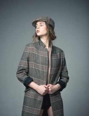 modelleme kıyafetler. atelier giyim modelleme. güzel kadın manken üzerinde giysi modelleme. kavram modelleme kıyafetler. Sadece harika bir kız.