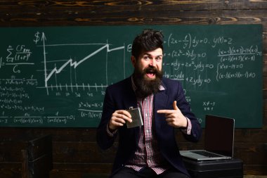 Özenli öğretmen onun öğrenci üniversitede Fen Bilgisi dersinde konuşuyor. Üniversitesi toplantı ve konferans sınıf hoparlördür. Mutlu Öğretmen sınıfta.