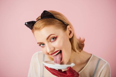 Seksi kedi kadın yalamak süt plaka. seksi kadın yalamak diliyle süt.