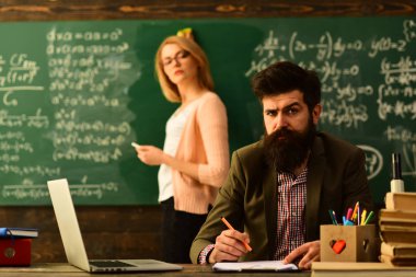 Kitaplıkta öğretmen Okulu, sınıfta, üniversite öğrencileri ile çizim kitapları, eğitim bir intensivelytutors düşünmeyi öğretmektir ve öğrenciler resmi bir ortam tercih eden,