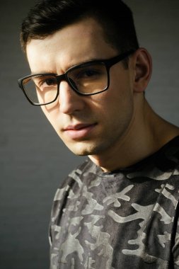 iş görme. Zavallı görme ve göz sağlık. berber dükkanı hizmetinde berber. Optik dükkanında damat iş adamı. Akıllı moda. Adam anti-refle gözlük düşünülmeli, görsel iyileştirme