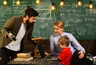 Eğitim bir intensivelytutors düşünmeyi öğretmektir ve öğrenciler resmi bir ortam, iş Öğretmen sınıfta işyerinde dizüstü bilgisayarda yazarak tercih eden,