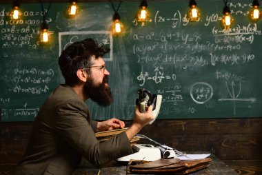 Onun öğrenme stili, geri okula uygun yöntemi eğitim için öğrenci görünüyor öğrenci için yıllık sınav hazırlık, kompozisyon yazma çocukla yardım ev öğretmen modern dizüstü kullanarak çalışmaları,