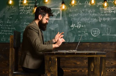 Öğrenci ile bilgisayar, online kurslar eğitim faaliyetleri okul mutlu çocuk, sınıfta öğrenme, öğrenci konferans dijital aygıtlar ve wifi ile çatı iç coworking uzayda,