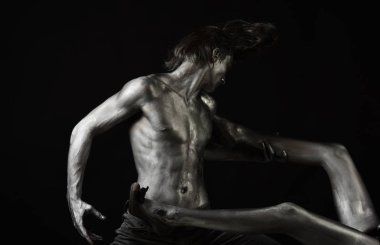 Çift gümüş gövde ile duygusal adam aşık. gümüş renkte boyalı aşık çift.