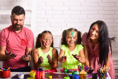 Aile ile el gülümseyen renkli boyalar içinde