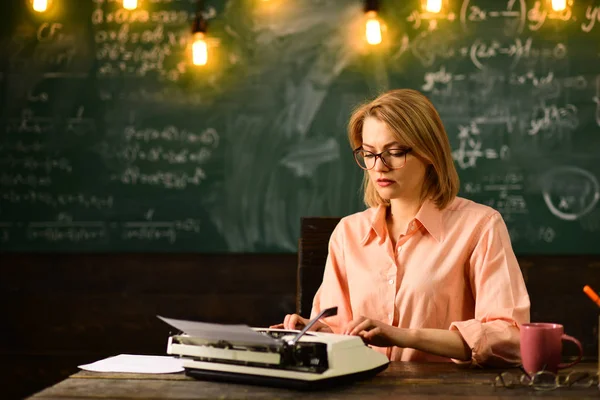 Skrivmaskin anställd kvinna i skolan. skrivmaskin i retrostil och sexig kvinna sekreterare. — Stockfoto