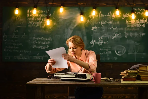 Underteckna kontrakt. underteckna kontrakt förfarande. sekreterare förbereda dokument för signering av kontrakt. — Stockfoto