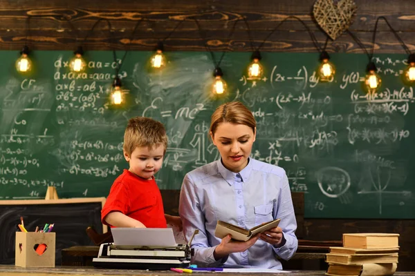 Concetto di istruzione e alfabetizzazione: gli insegnanti delle scuole superiori tengono lezioni in classe, Ritratto di scolaro diligente e insegnante che parla a lezione , — Foto Stock