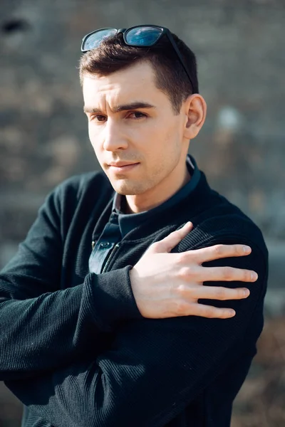 Omzunun dokunmadan gözlük, güzel genç adam.