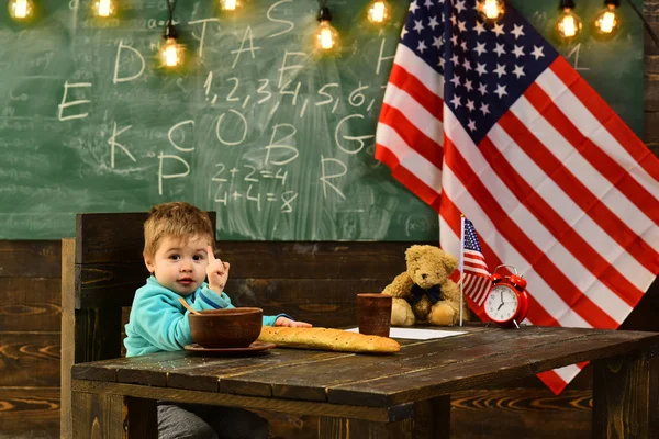 Концепція свободи. свобода американської нації в день незалежності свято з маленькою дитиною як символ щасливого майбутнього . — стокове фото