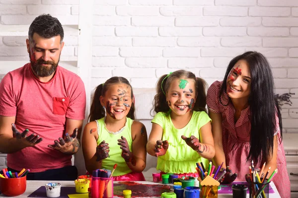 Famille souriant avec les mains colorées dans les peintures — Photo