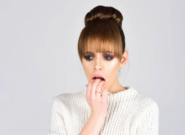 Mulher assustada bonita com penteado elegante. Foto de moda . — Fotografia de Stock