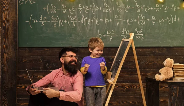Baba ve yeni şeyler öğrenirken gülen çocuk. Öğretmen ve öğrenci birlikte eğleniyor gülümseyen mutlu çocuk okulda — Stok fotoğraf