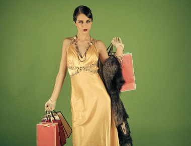 Retro saç, makyaj ve alışveriş çantası olan kadın.