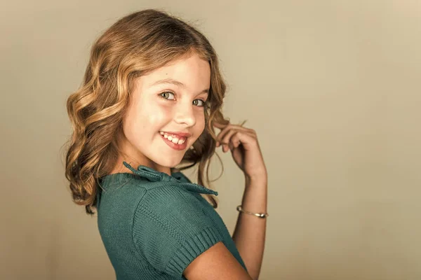 Menina bonita, conceito de moda. sorrindo bonito menina . — Fotografia de Stock