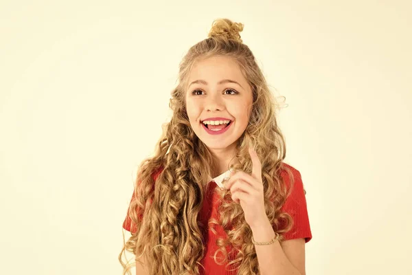 Retrato de bela menina sorridente com cabelos cacheados de perto, isolado no fundo branco, espaço cópia . — Fotografia de Stock