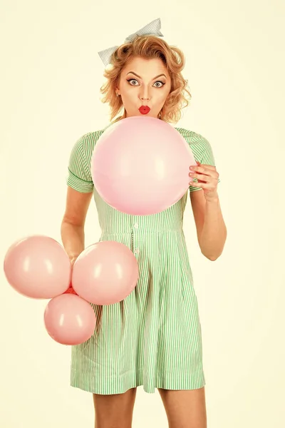 Joven pinup chica con un vestido sostener rosa globos — Foto de Stock