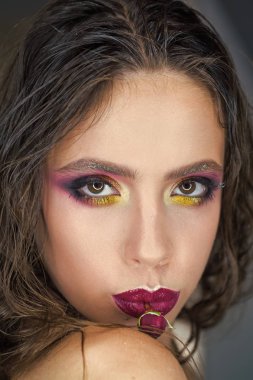 Güzellik kadın glamour ile bakmak, makyaj ve mor dudaklar çiçek. Kadın ağzına, kırmızı gül desenli Bayan gün. Uzun esmer saçlı manken saç modeli. Bayan gün 8 Mart, Bahar kavramı