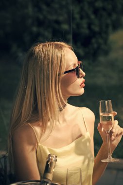 Kız şehvetli kırmızı dudaklar ile içki şampanya açık kafe