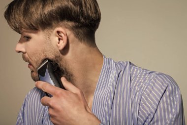 Maço ile gri arka plan üzerinde Elektrikli tıraş makinesi