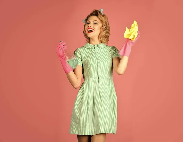 Fille tenir dans les mains un plumeau et une bouteille de savon — Photo