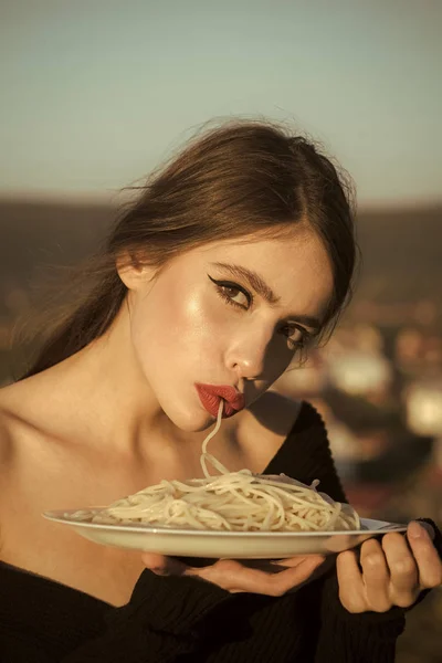 Apetite de mulher jovem com macarrão. apetite e fome de mulher com lábios vermelhos . — Fotografia de Stock