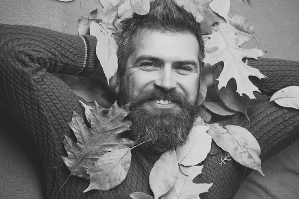 人与秋天叶子和胡子在愉快的面孔 — 图库照片