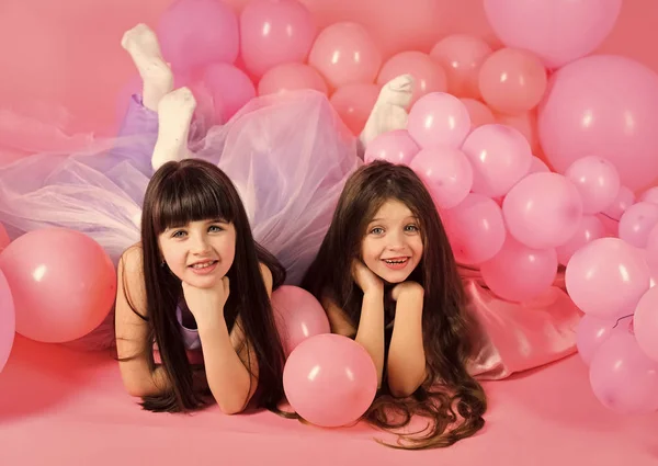 Giovane ragazza in uno studio con palloncini rosa — Foto Stock