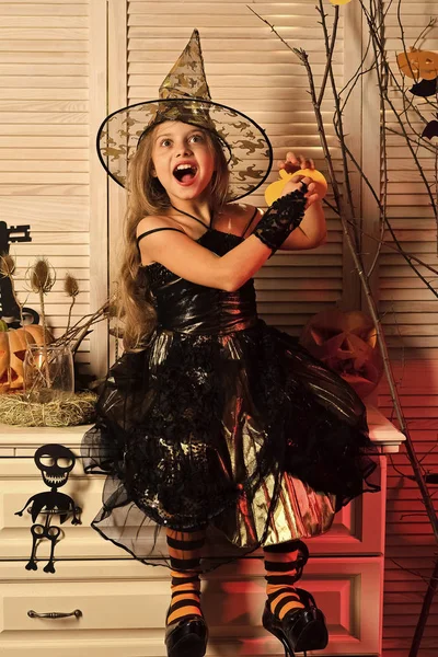 Meisje met opgewonden gezicht op spooky carnaval kamer achtergrond. — Stockfoto