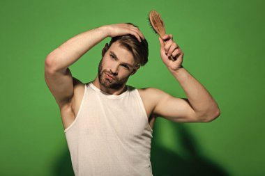 Maço sakallı yüz ve saç kesimi beyaz singlet ile