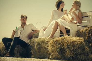 Mutlu kadın şarap içip bankta