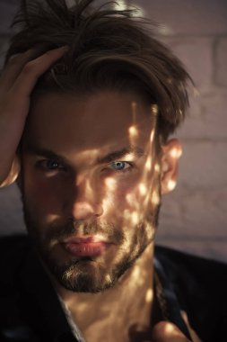 tıraşsız yüzü ve sakal ile berber.