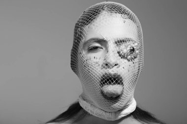 Suç, suç takı broş dil gösterilen gözde kızla