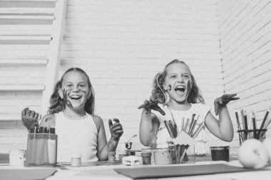 Zombi çocuklarla Cadılar Bayramı el boyalı