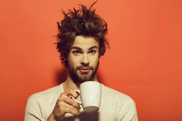 Πρωί αναψυκτικό έκπληκτος άνδρα με φλιτζάνι τσάι, ο καφές — Φωτογραφία Αρχείου