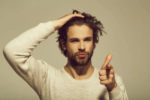 Cabelo e barba de homem em roupa interior branca — Fotografia de Stock