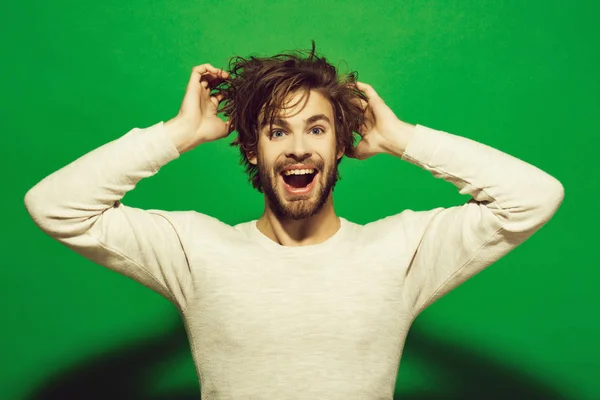 Uomo felice con lunghi capelli pettinati alla moda, mattina e barbiere — Foto Stock