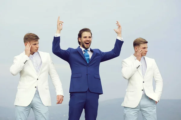 Moda de negocios, gente joven en traje blanco y azul, marketing — Foto de Stock