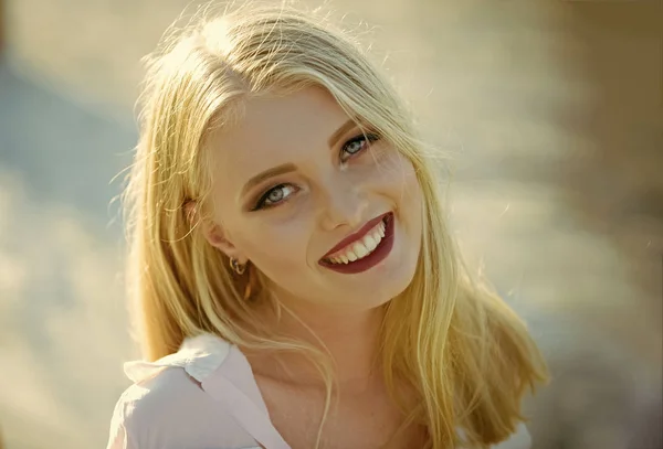 Sensual menina sorrindo no dia ensolarado ao ar livre — Fotografia de Stock