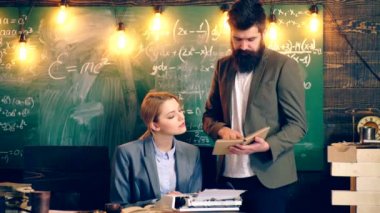 İki öğretmen sınıfta, üzerinde daktilo metni yazın. Öğrenme kavramı. Öğretmen ve öğrenci. Okula dönüş.