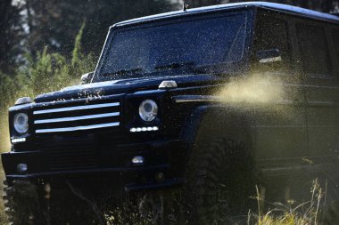 Otomatik doğa arka plan üzerinde yarış. Off road Jip ya da kamyonet araç engellerin üstesinden gelir. Ormanda yarış araba. Rekabet, enerji ve motor sporları konsept