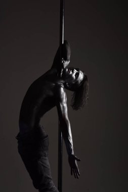 vücut sanat kavramı. Gümüş boyalı adam ile vücut sanatı.