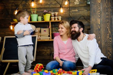 Oyun kavramı. Küçük çocuk anne ve babayla oynamak oyuncak tuğla ile. Yaratıcı aile oyun. Oyun için en iyi yer