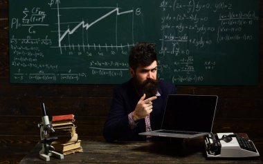 Öğretim üyesi atölye sırasında öğrenciler ile mimari sorunları tartışıyor. Başka birinin öğretim öğrenmek için en iyi yoldur. iş koçluk kavramı öğrenme. Öğretmenler iyi dinleme becerileri sahip.