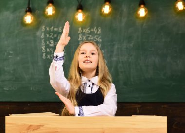 cevap ver. Ben cevabı biliyorum. herhangi bir soruya cevap. Kız tutun çünkü cevabı biliyor el kaldırdı.