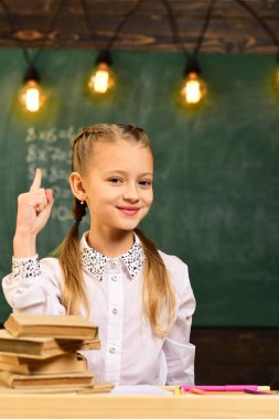 yenilik ve fikir. küçük kız yenilik ve fikir vardır. Çocuk yenilik için bir fikir. yenilik ve fikir kavramı.